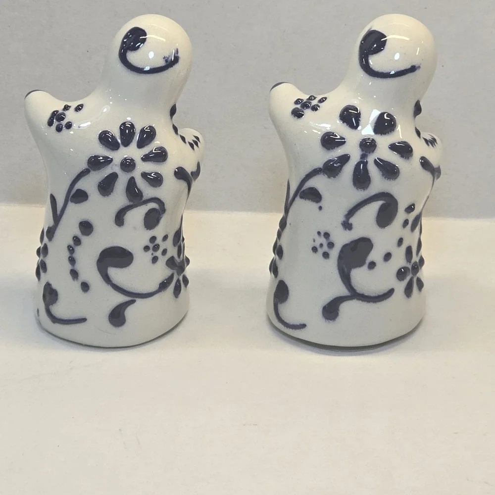 Hugging Salt And Pepper Shaker Set Ceramic Blue White Ghost Cottage Novelty Gift